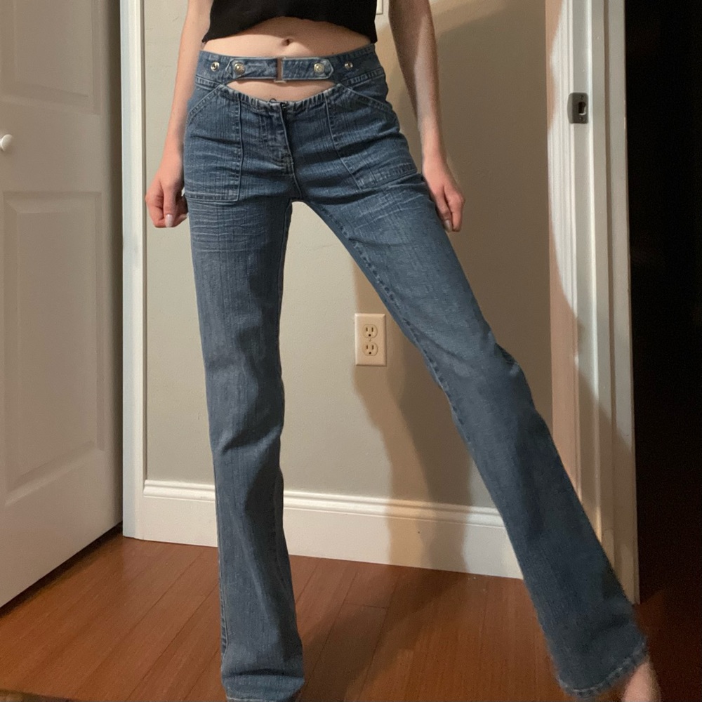 Jeans with slit in the closet waistband.
